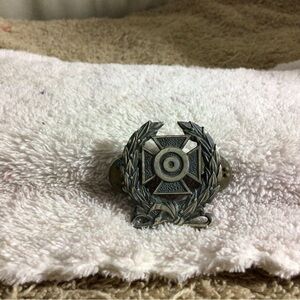 Vintage Shooting Target Laurel Wreath Pin Brooch - Silver Tone